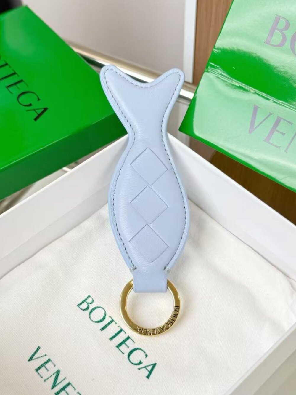🍋Report BOTTEGA VENETA Small Fish Weave Pendant Keychain